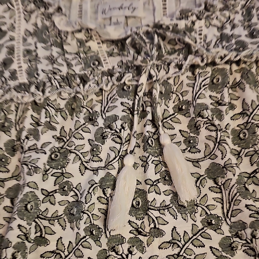 D4🔹️Wonderly Floral Blouse - Green and White - Picture 3 of 7